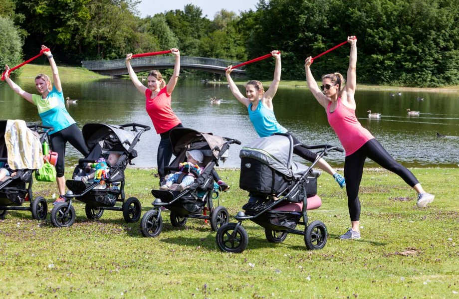 Fitnessübung im Freien mit Theraband