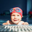 Kleines Kind lernt schwimmen