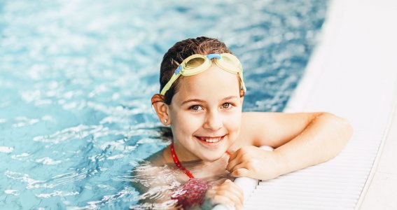 Ein Mädchen im Becken beim Schwimmunterricht 