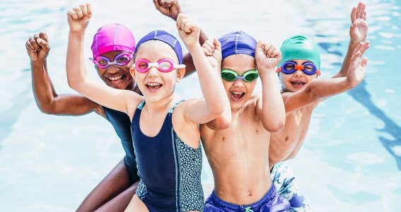 Kinder haben viel Spaß im Schwimmunterricht