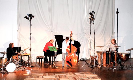 Bandauftritt mit Kontrabass