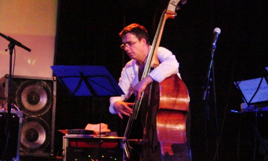 Auftritt mit dem Kontrabass