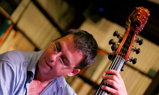 Mann spielt konzentriert auf dem Kontrabass