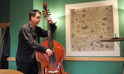 Ein Mann übt Kontrabass spielen