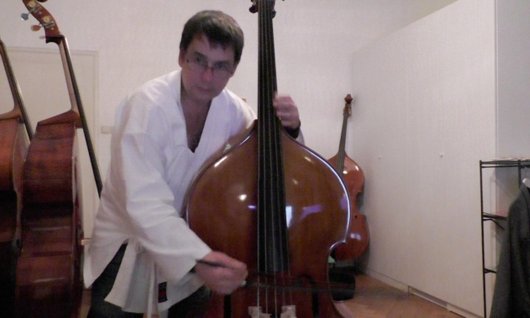 Mann spielt Kontrabass