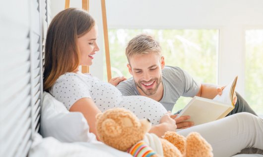 Mama und Papa bereiten sich auf eine friedliche Geburt vor