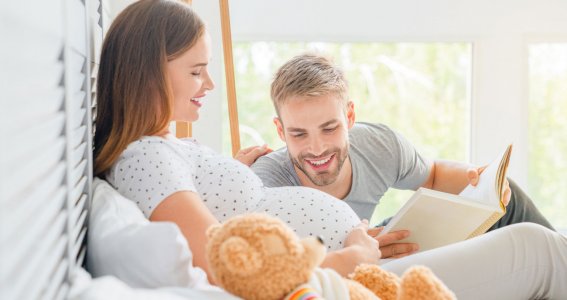 Mama und Papa bereiten sich auf eine friedliche Geburt vor