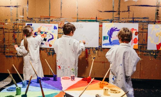 Mit Farben experimentieren und Bilder malen