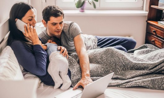 Mama und Papa kontaktieren eine Stillberatung