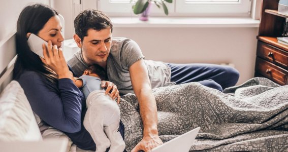 Mama und Papa kontaktieren eine Stillberatung