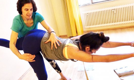 Frau trainiert ihre Skoliose