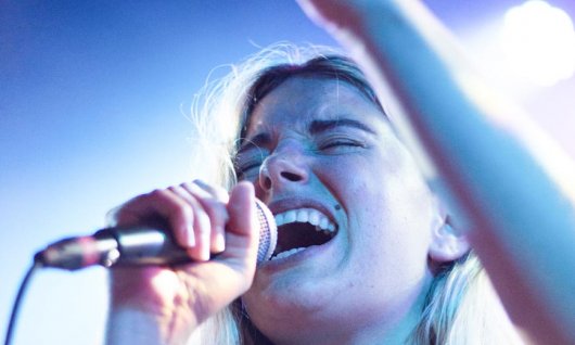 Mädchen singt im Rampenlicht