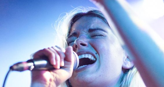 Mädchen singt im Rampenlicht