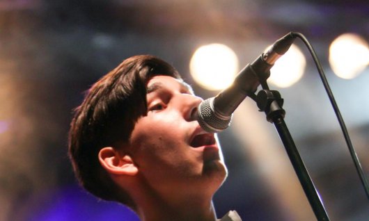 Junge singt auf der Bühne