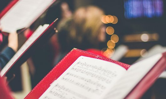 Singen im Chor auf der Bühne