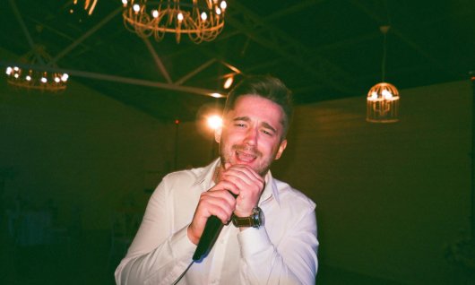 Mann singt Popmusik auf der Bühne