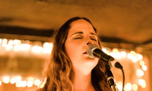 Junge Frau singt mit Leidenschaft