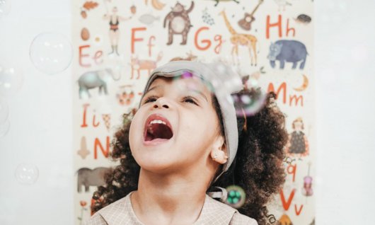 Kleines Mädchen singt in ihrem Zimmer Pop