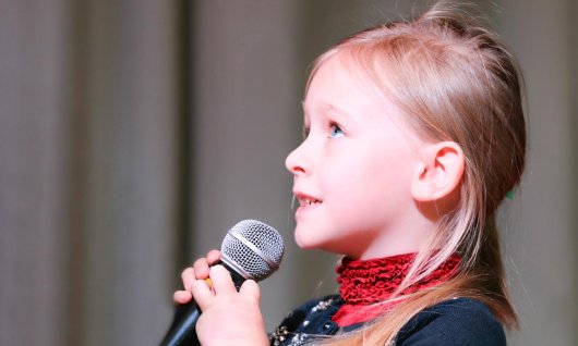 Kleines Mädchen lernt singen