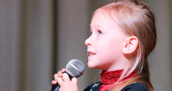 Kleines Mädchen lernt singen