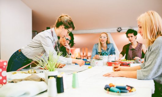 Freundinnen nähen zusammen.
