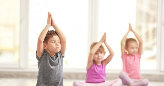 Kinder im Yogakurs