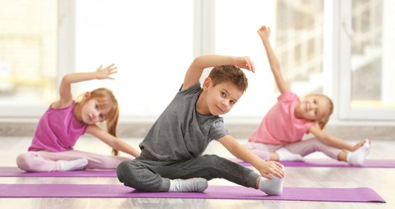 Kinder im Yogakurs