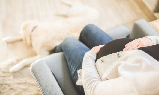Schwangerschaftscoaching in München Schwangere Frau hält ihren Bauch