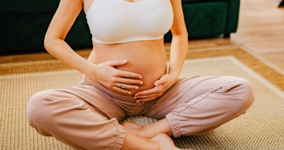Schwangere Frau beim meditieren