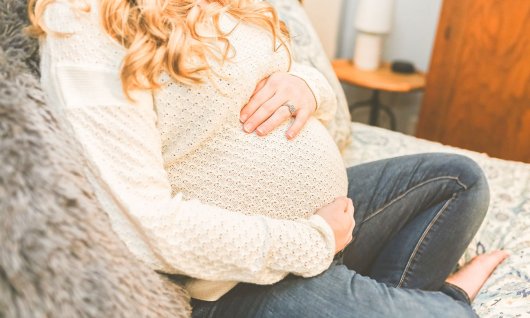 Schwangerschaftscoaching in München Schwangere Frau hält ihren Bauch