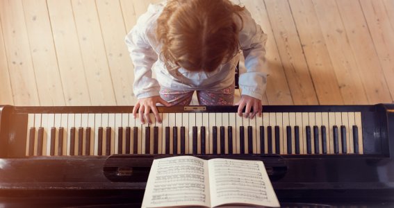 Kleines Kind beim Klavierunterricht