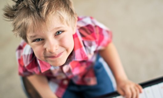 Klavier spielen für Kinder in München Kleiner Junge spielt Klavier