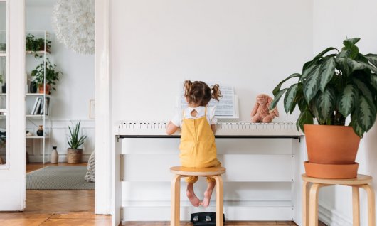 Klavierunterricht für Kinder in München Kleines Mädchen spielt am Klavier