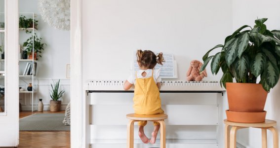 Kleines Mädchen spielt am Klavier