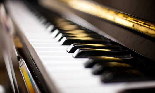 Klavier spielen lernen in München Spielen auf einem schönen Klavier