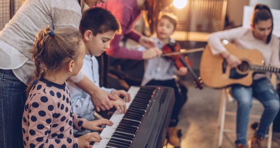 Keyboard in einer Band spielen