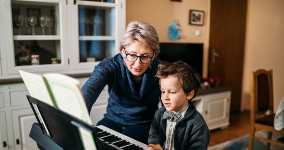 Musiklehrerin bringt das Keyboard spielen bei