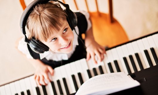 Keyboardunterricht für Kinder in München Kind spielt Keyboard