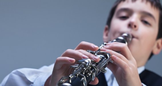 Junge spielt Klarinette