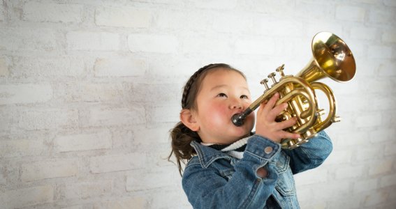 Kleines Mädchen spielt Trompete