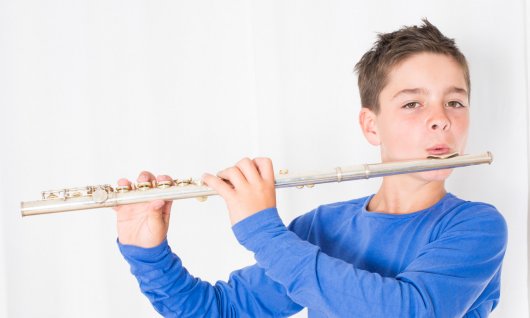 Querflötenunterricht für Kinder in München Junge übt für den Flötenunterricht