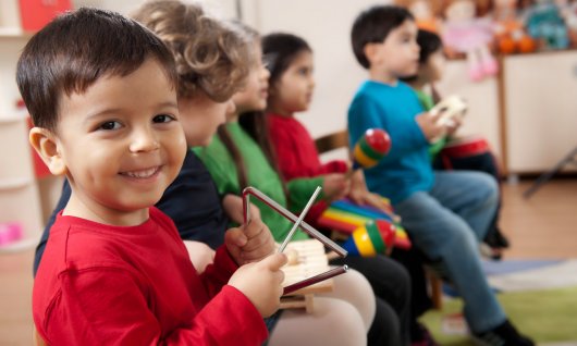 Musikalische Früherziehung für Kinder in München Kinder probieren neue Instrumente aus