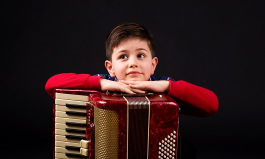 Akkordeon spielen für Kinder in München Junge lernt Akkordeon spielen