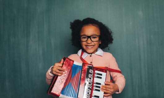 Akkordeon spielen lernen für Kinder in München Kleines Mädchen spielt Akkordeon