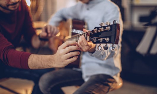 E-Gitarre spielen für Kinder in München Kind bekommt Musikunterricht