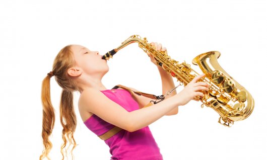 Saxophon spielen lernen für Kinder in München Mädchen hat viel Spaß beim Saxophon spielen