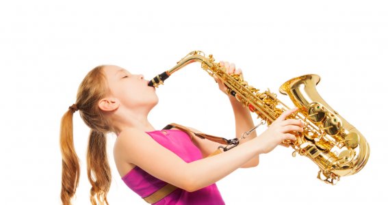 Mädchen hat viel Spaß beim Saxophon spielen