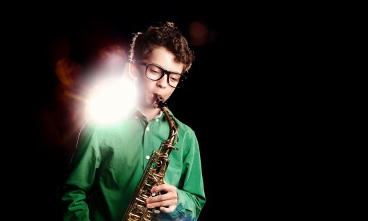 Saxophon lernen für Kinder in München Junge spielt Saxophon