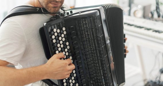 Ein Mann der Akkordeon spielt