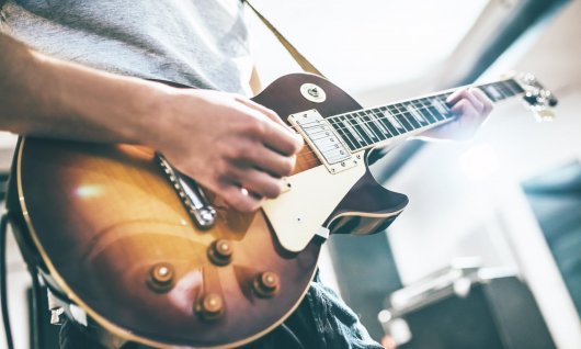 E-Gitarre spielen Erwachsene E-Gitarre spielen, E-Gitarre lernen, E-Gitarre, Gitarre